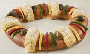 Rosca Reyes bread served on El Dia de los Reyes