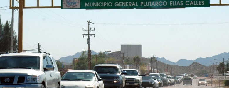 Cars waiting in line to cross the border in Sonoyta Mexico