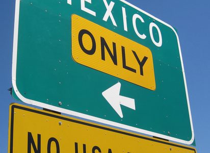 Street sign pointing toward Mexico